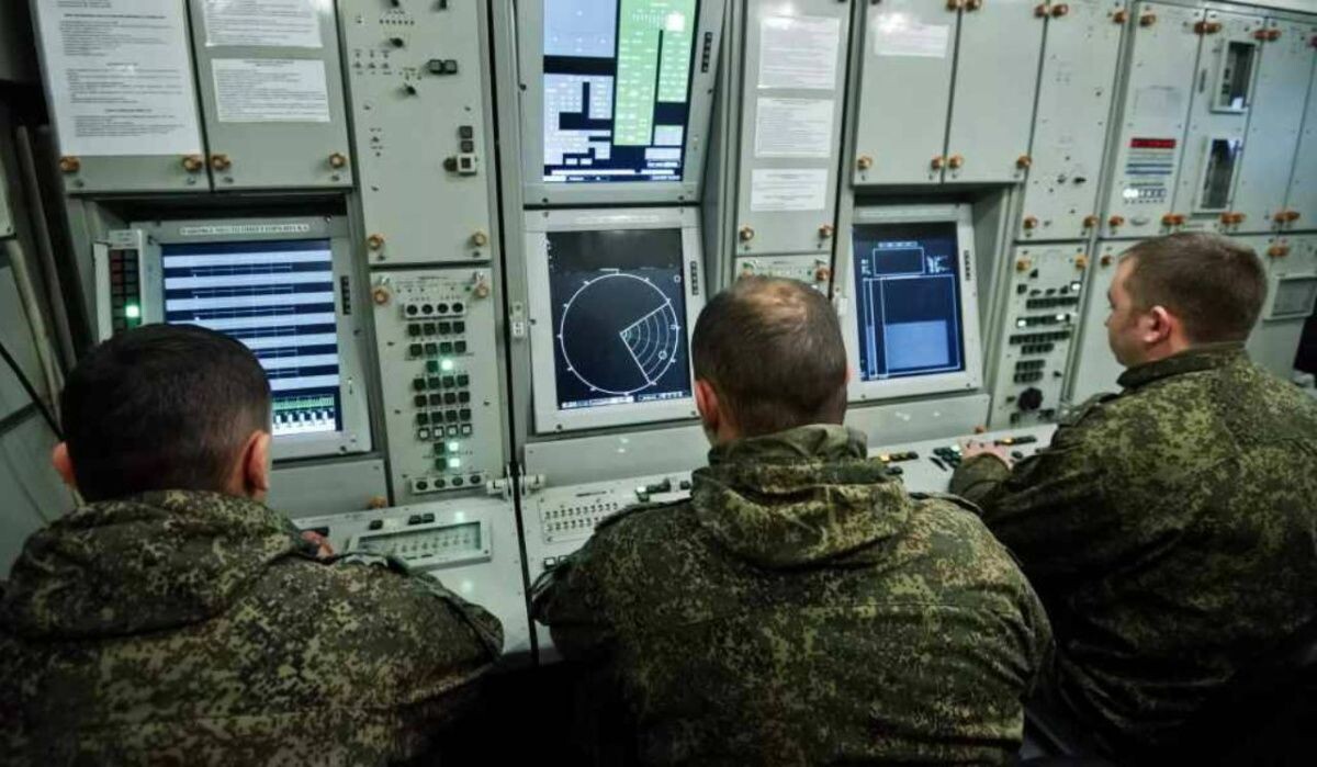     Управление ЗРК. Источник: ria.ru Автор фото: Сергей Мальгавко