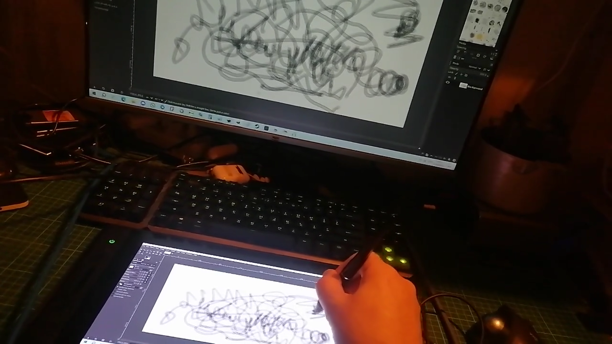 работает через коробку видеозахвата - в режиме дублирования экрана, но можно выбрать и другой режим.