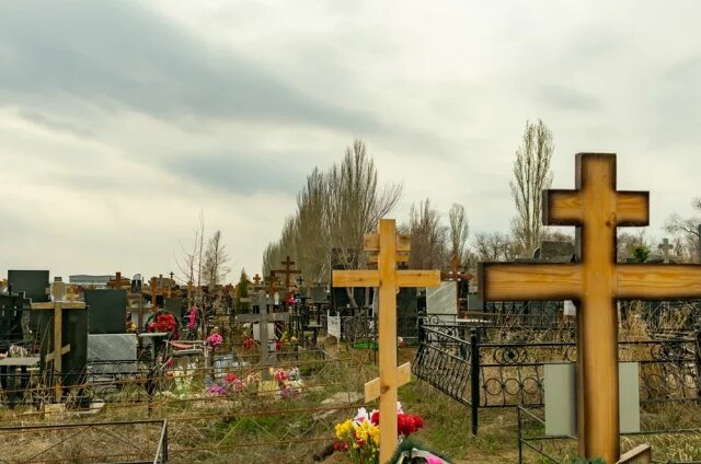    Когда нужно убираться на кладбище перед родительским днем?