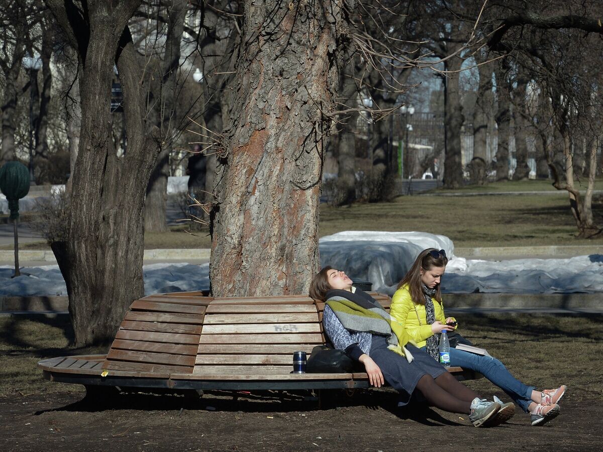    Горожане отдыхают в Парке культуры и отдыха имени Горького в Москве© РИА Новости / Евгения Новоженина