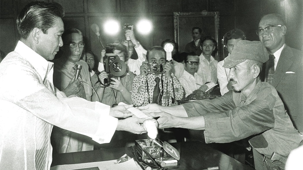 Онода сдал свой меч лично президенту Филиппин