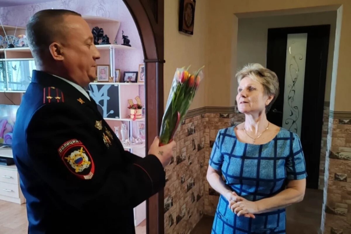    Хабаровские полицейские принесли 8 Марта в каждый дом