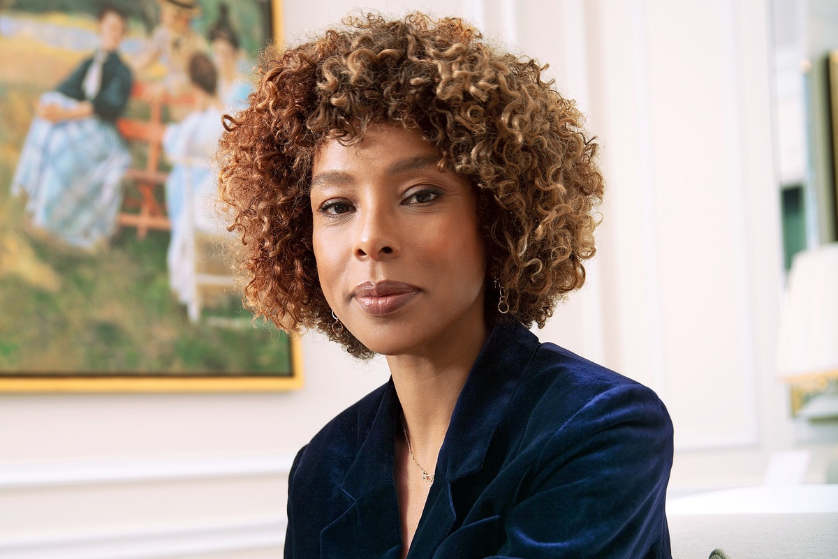 Софи Оконедо - британская актриса. Её мать - русско-польская еврейка, а отец - из Нигерии.