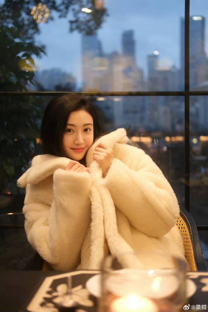 Актриса Цзин Тянь, листайте галерею...