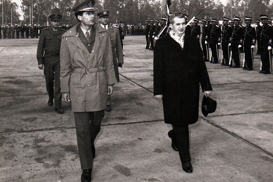    Муаммар Каддафи (слева) с президентом Румынии Николае Чаушеску в Бухаресте, 1974 год. Фото: fototeca.iiccr.ro (wikipedia.org)