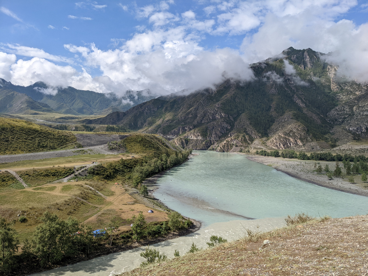 Горная река, которая наполняется силой впадающих в нее рек, становится мощной, неуправляемой стихией, с ней  нужно считаться и ее лучше уважать, чем пытаться оказать сопротивление и загонять в берега.