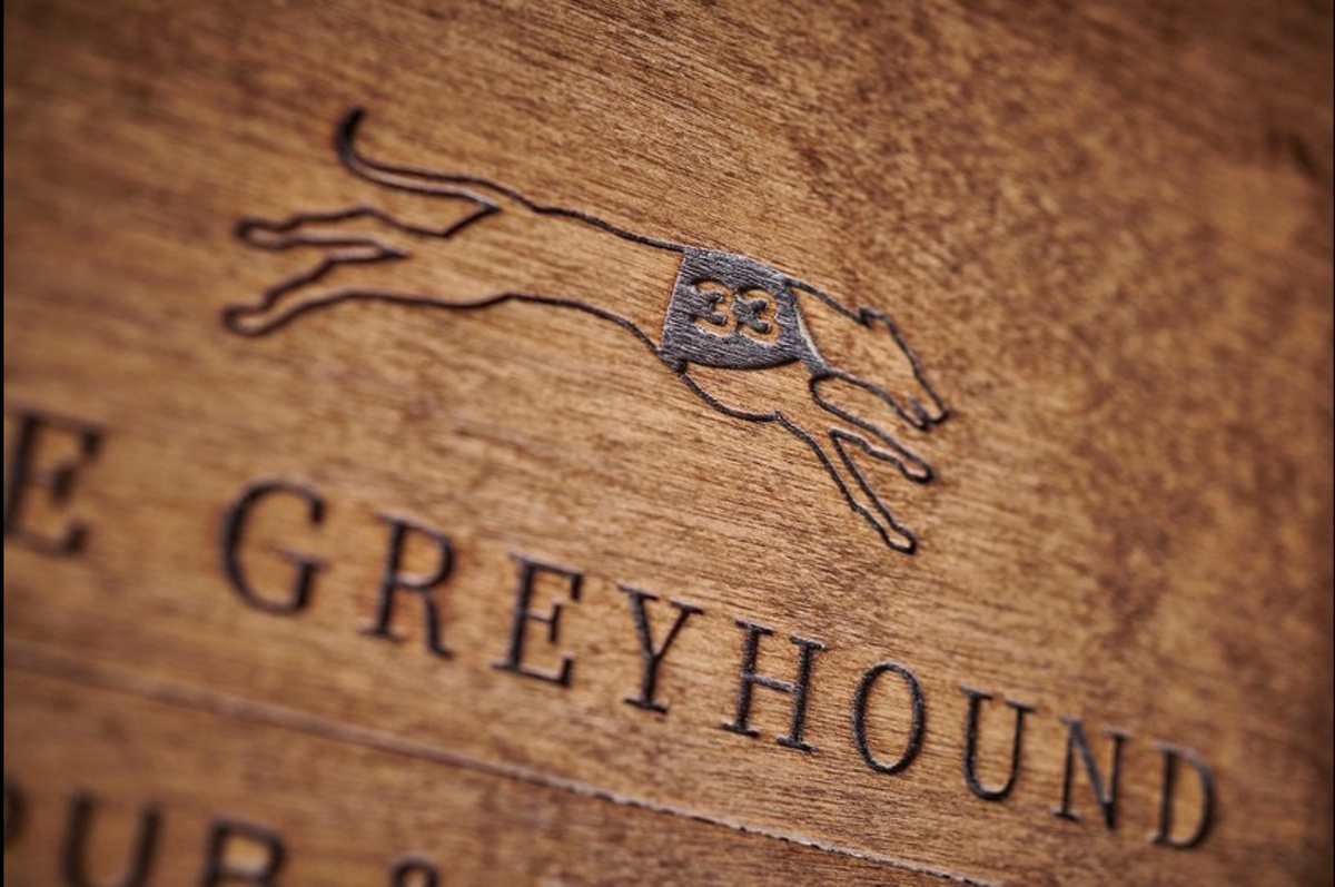 В ресторане Грейхаунд