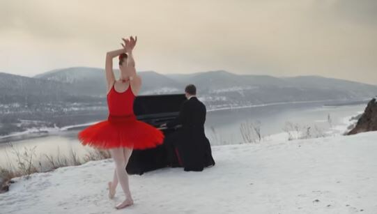     В Красноярске балерина станцевала под фортепиано на краю обрыва