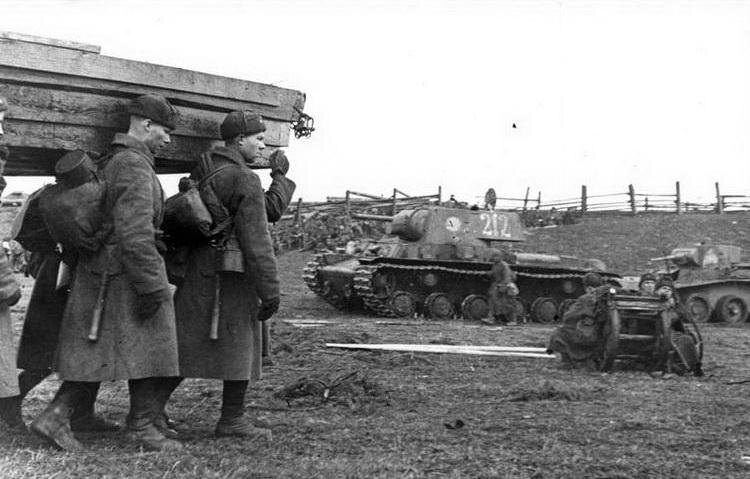 Танк КВ-1 производства ЛКЗ выпуска августа - сентября 1941 года из 123-й танковой бригады