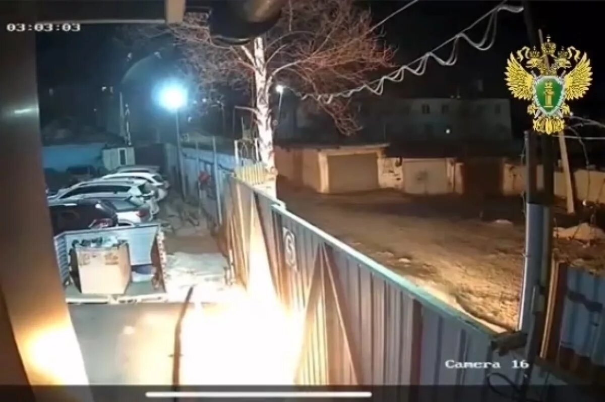    В Артеме мужчина бросил бутылки с зажигательной смесью на автостоянку