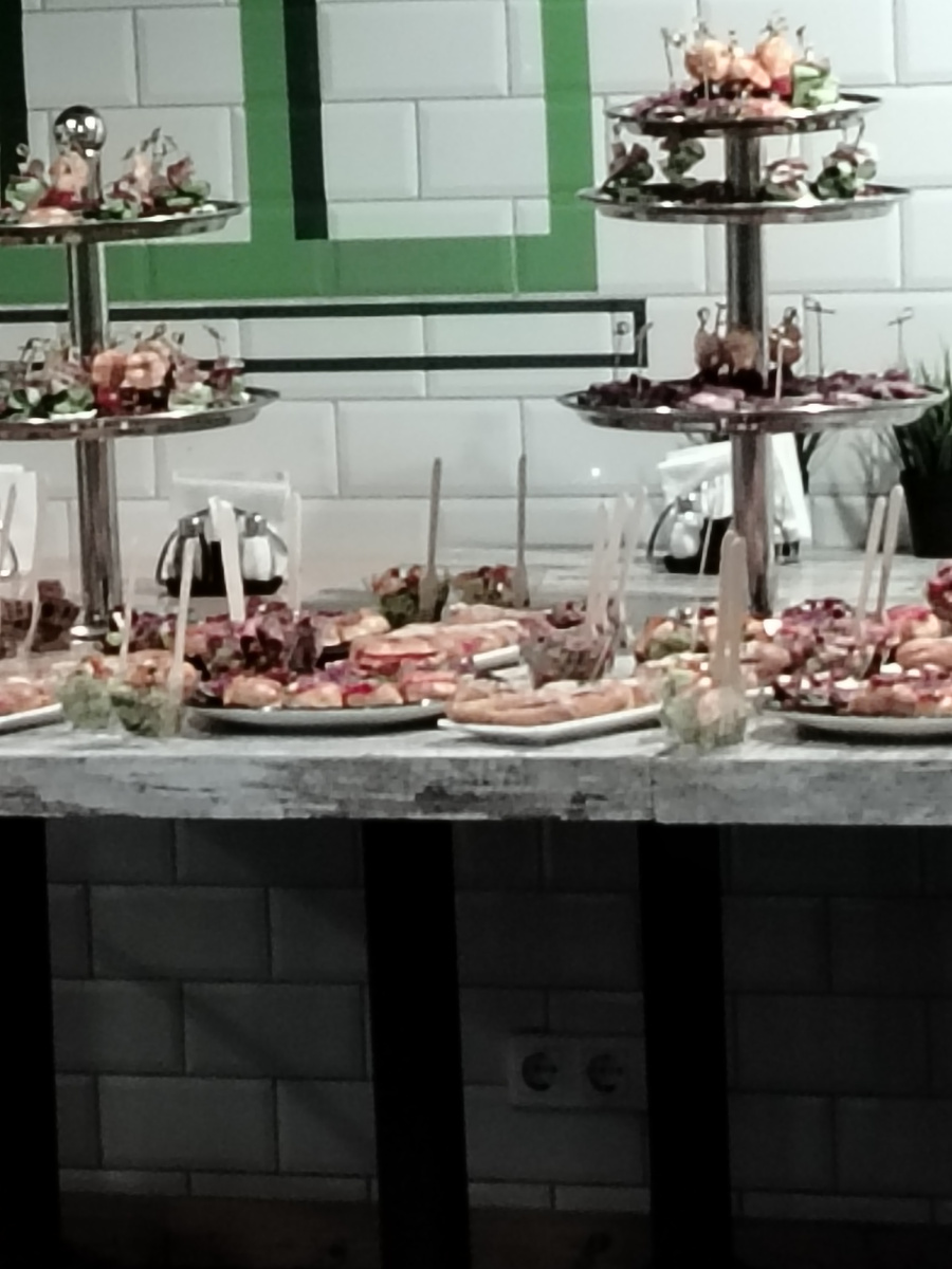 Маленький фрагмент стола от мужчин вчера на работе.