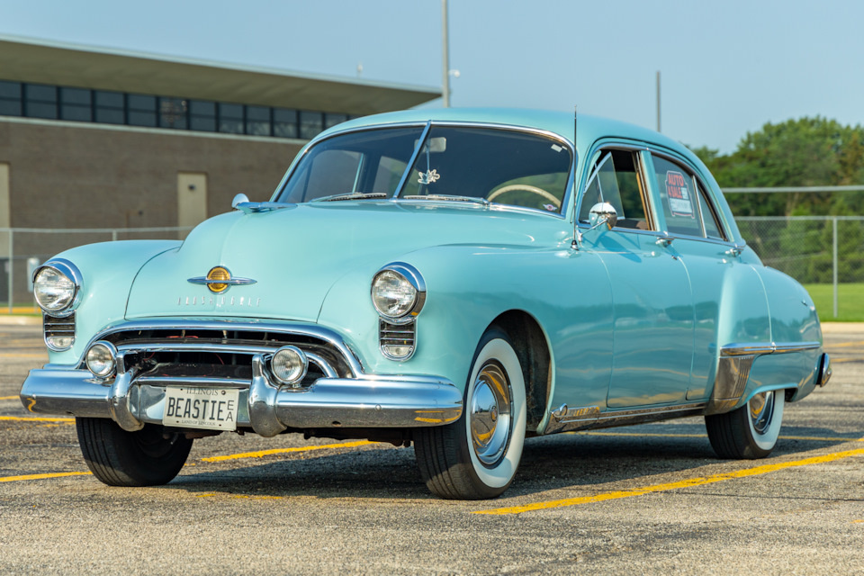 Крупный, тяжелый седан Oldsmobile 98