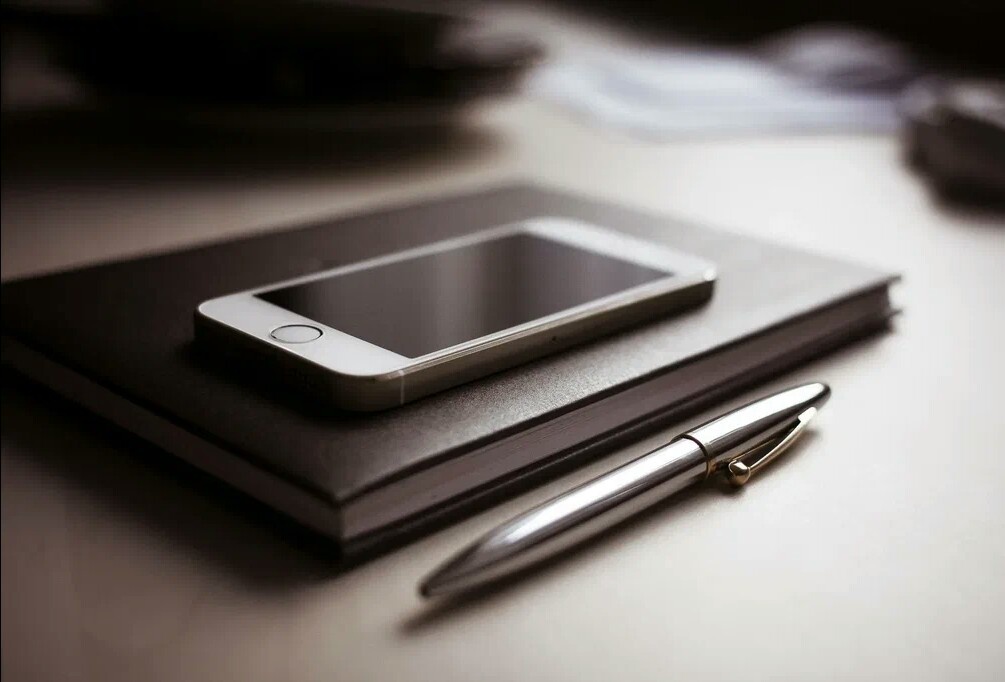 Телефон на столе.