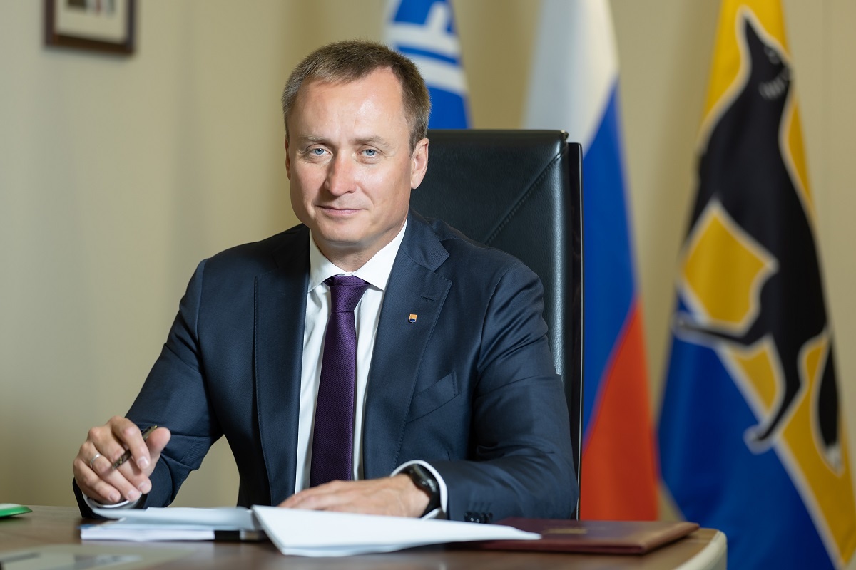    Глава Сургута Максим Слепов поздравил женщин с 8 марта