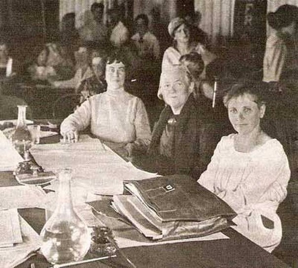 Клара Цеткин, Роза Люксембург и Александра Коллонтай участвуют в международной женской конференции в 1910 году в Копенгагене.