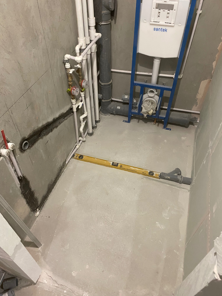 Пол в туалете перед укладкой плитки 