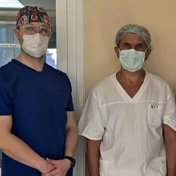 Речь идет об операциях Росса и более сложной Росса-Конно. На помощь в ИОКБ прибыл главный внештатный детский кардиохирург Ленинградской области Владимир Болсуновский. Он консультировал команду иркутских врачей.