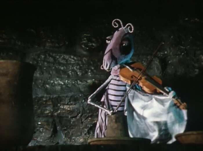 А костюмчик мой, граждане, пошитый лучшим парижским кутюрье из заграничного шелка, видал и лучшие времена! Я играл на улицах Кремоны, но мою "Страдивари" спер какой-то жулик и даже следователь Тихонов не смог ее найти....