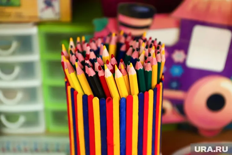 Сотрудники ИК-40 «лечились» рисованием
Фото: Размик Закарян © URA.RU