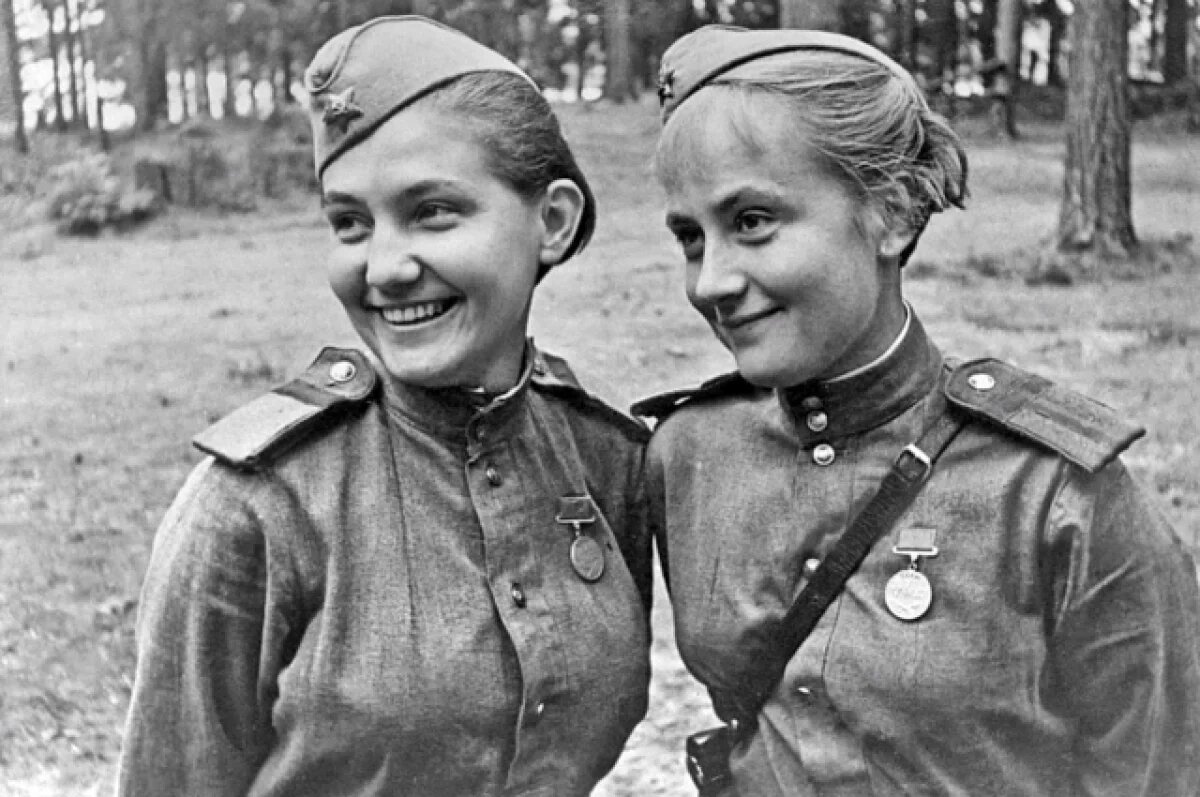    За подвиги около 100 женщин были удостоены звания Героя Советского Союза, к сожалению, большинство посмертно.