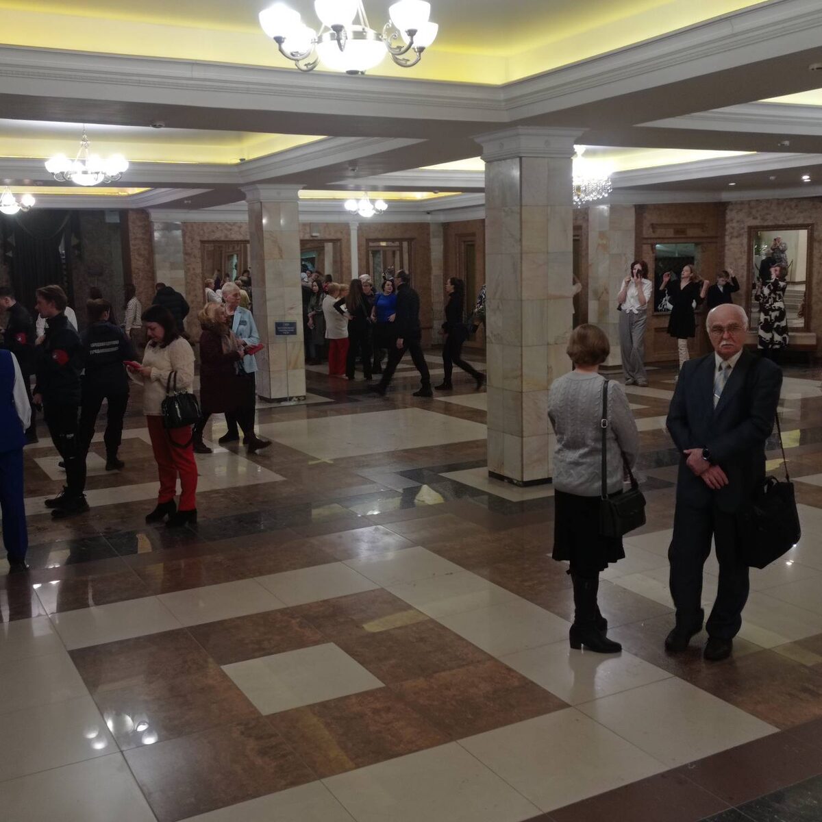 Никогда прежде не была в этом концертном зале - это противоположный от моего район города и отнюдь не близкий. Но благодаря метро городские расстояния преодолеваются проще и быстрее.