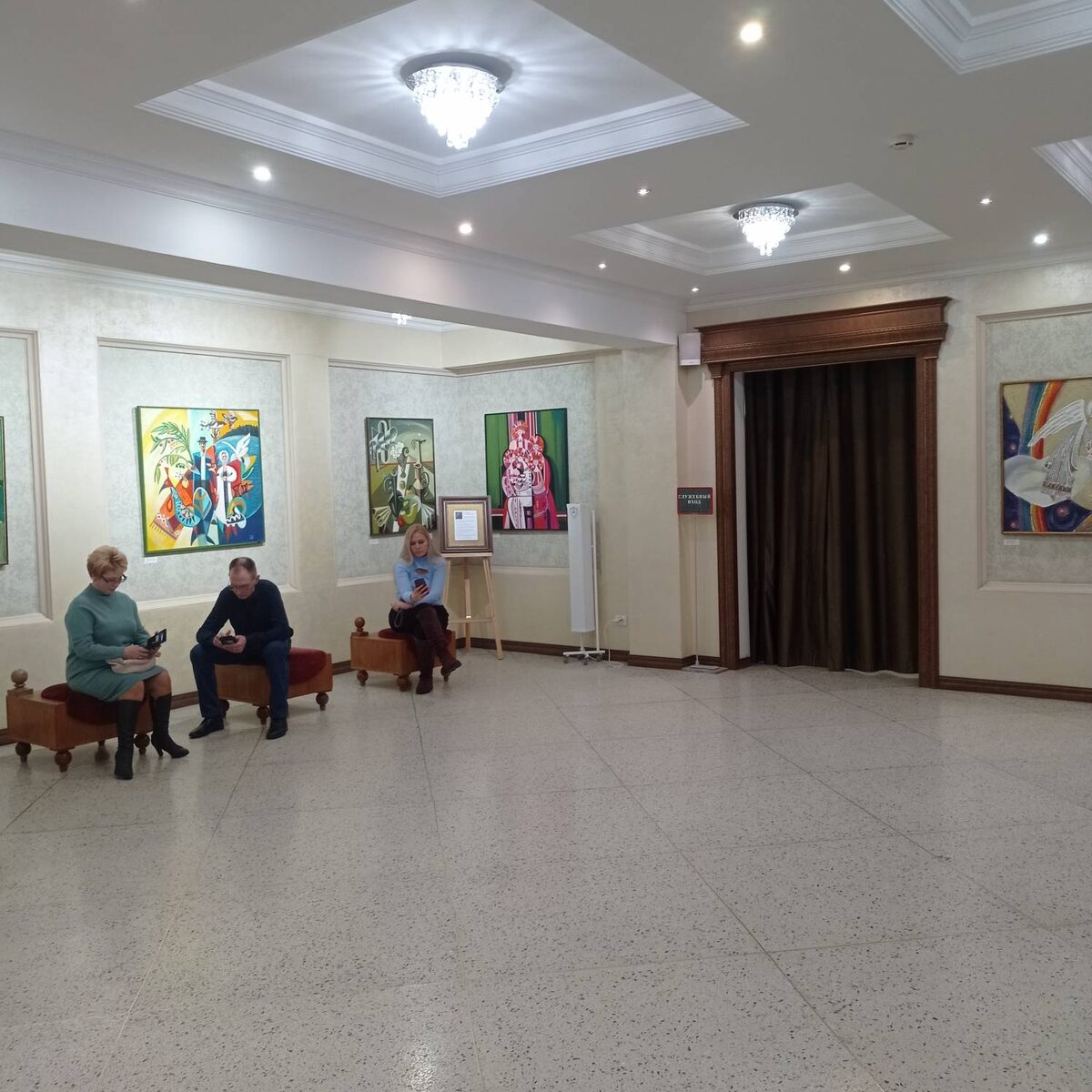 Место очень уютное, на стенах - картины новосибисрских художников.