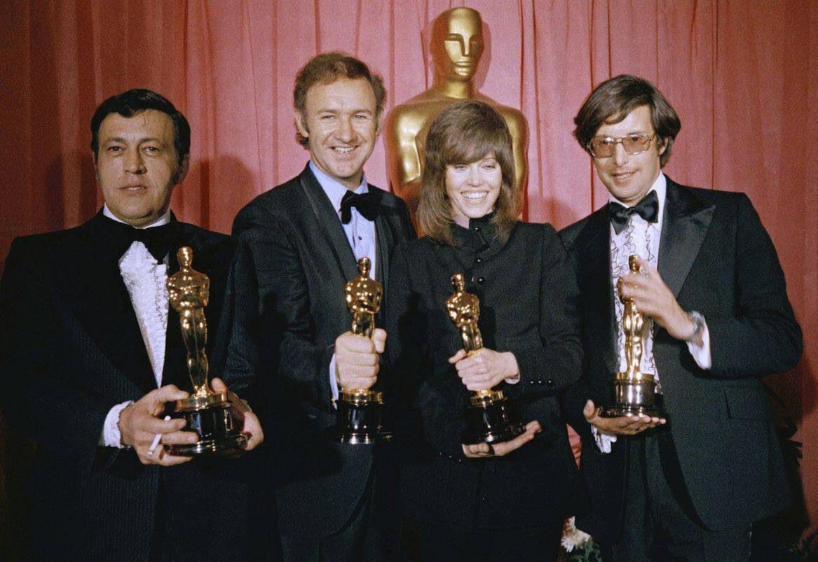    Джин Хэкмен (второй слева) с "Оскаром" за лучшую мужскую роль в фильме «Французский связной»Соцсети