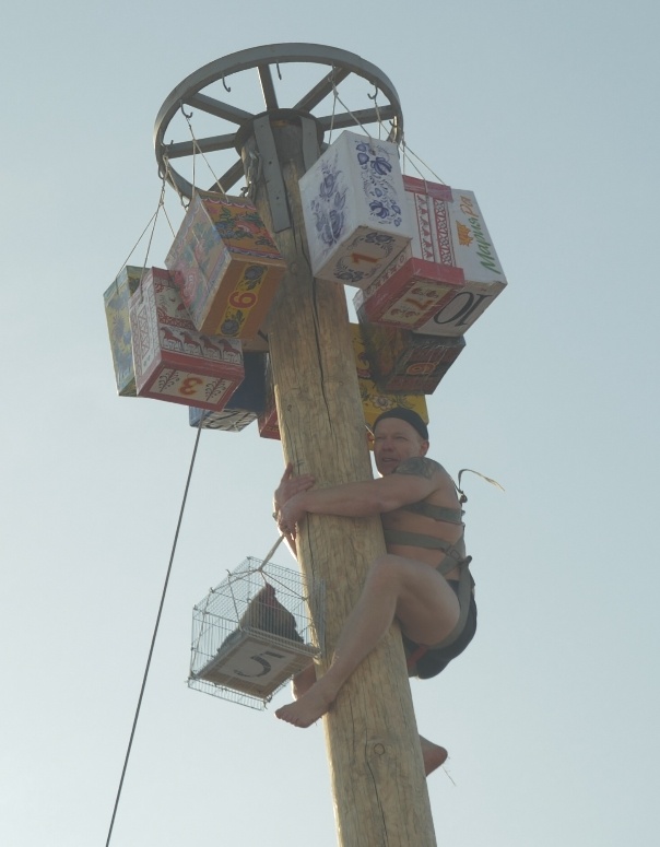 первый призёр конкрса "Масленичный столб" на фестивале "Сибирская масленица" - Виталий Попов из города Бийск.