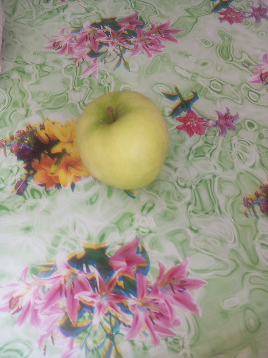 До чего уж шнур зарядки дотянулся. 