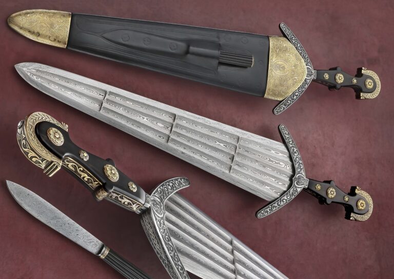 Винс Эванс был удостоен награды Best of Show на выставке ножей Solvang Custom Knife Show в прошлом году за свою авторскую итальянскую чинкведею.

Клинок длиной 420 мм изготовлен из дамасской стали и оснащён несколькими насадками. Рукоять выполнена из чёрного дерева, а гарда представляет собой сочетание стали, латуни и бронзы с гравировкой. Общая длина ножа составляет 571 мм.

Ножны изготовлены из кожи, дерева и бронзы и вмещают небольшое фиксированное лезвие.