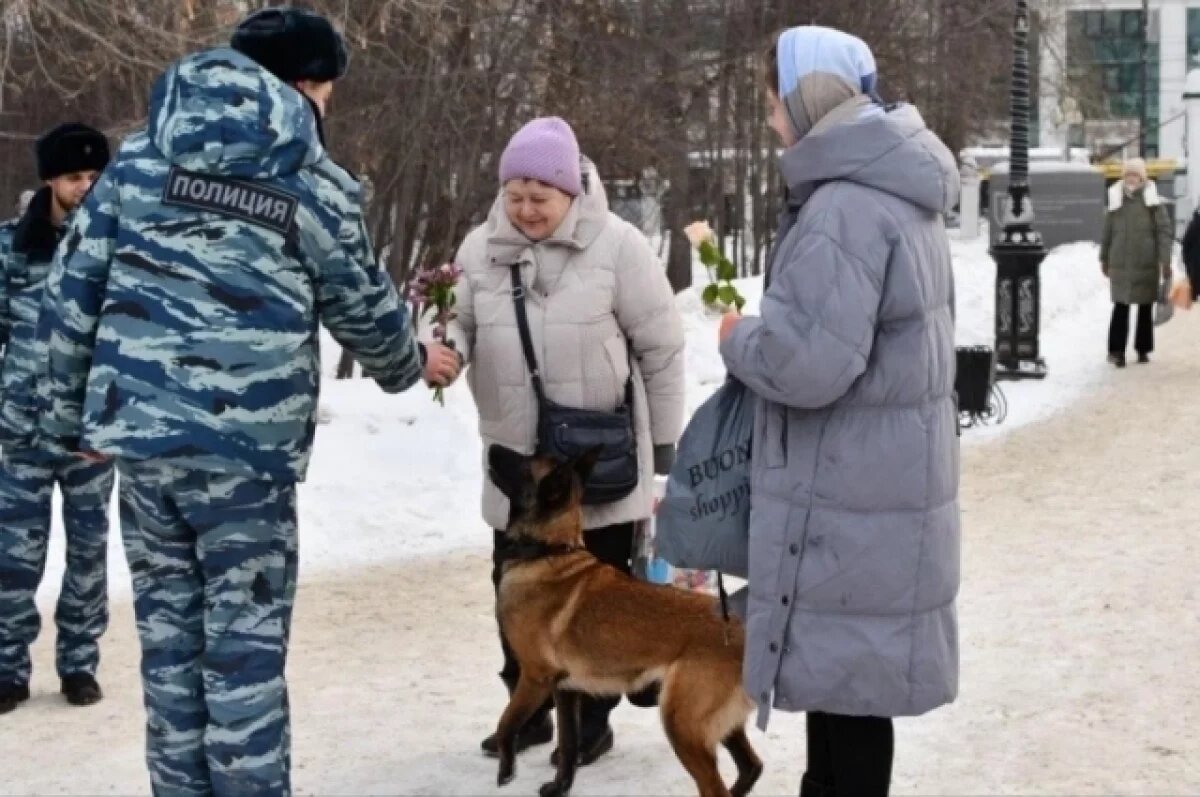    Лохматый патруль: служебные собаки поздравили жительниц Томска с 8 марта
