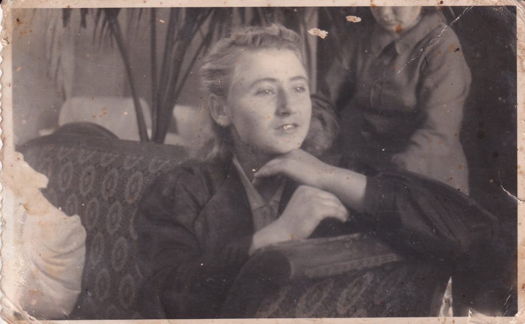    Анна Коробова в Чехословакии в 1945 году. Фото из семейного архива.