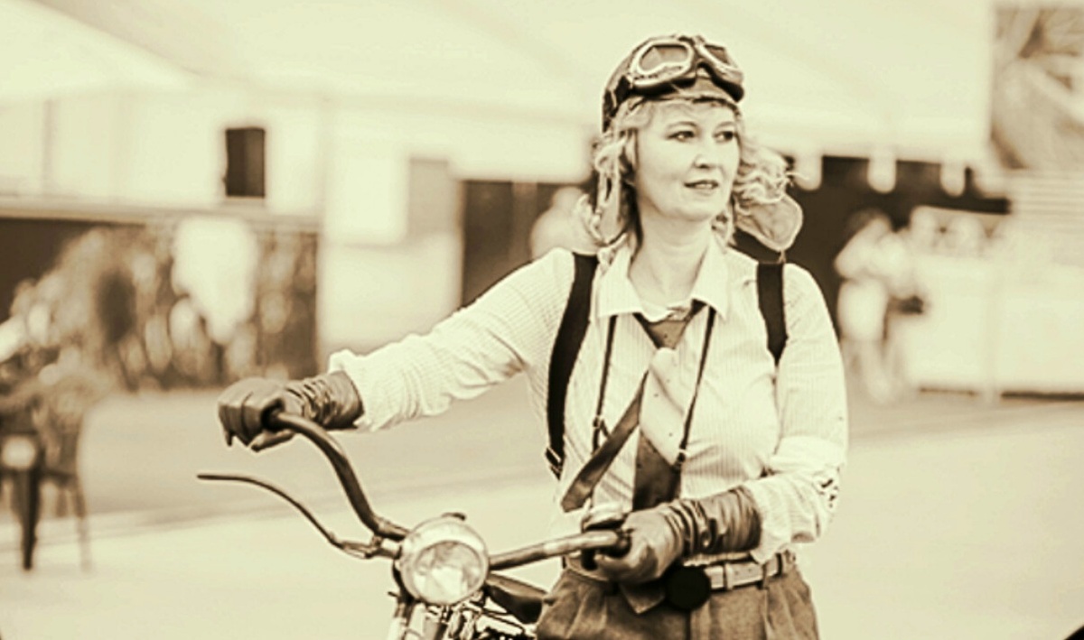 А это я когда-то - в образе смелой суффражистки: в не женской одежде за не женским занятием)