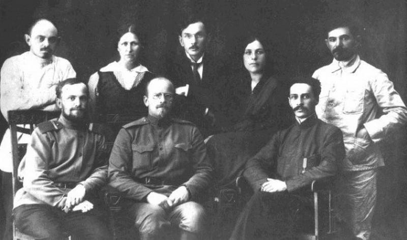 Красноярский Совет 1917–1918 гг. Первый ряд (слева направо) — Фальковский, Марковский, Дубровинский. Второй ряд — Вейнбаум (муж Ады Лебедевой) Дубровинская (Муниц), Окулов, Окулова, фамилия не установлена.
Источник: kasdom.ru