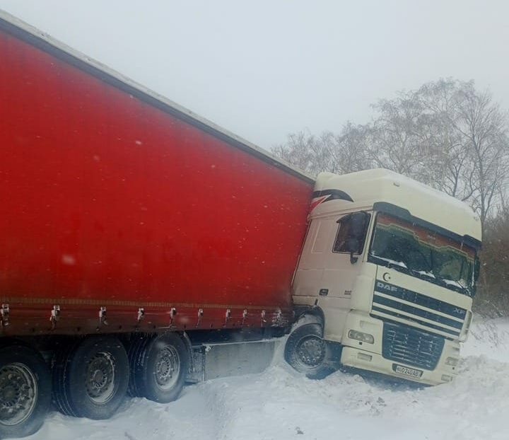    Фура в кювете. Полицейские из Переволоцкого района помогли дальнобойщику из Узбекистана Белов Михаил Александрович
