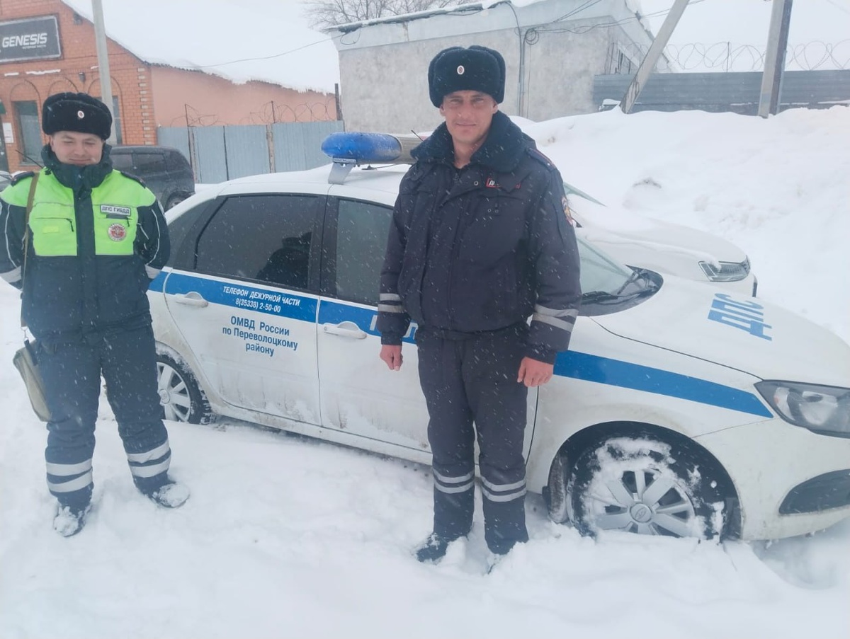    Фура в кювете. Полицейские из Переволоцкого района помогли дальнобойщику из Узбекистана Белов Михаил Александрович
