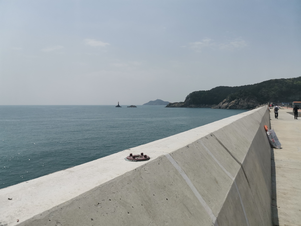 Защитные ограждения бухты.