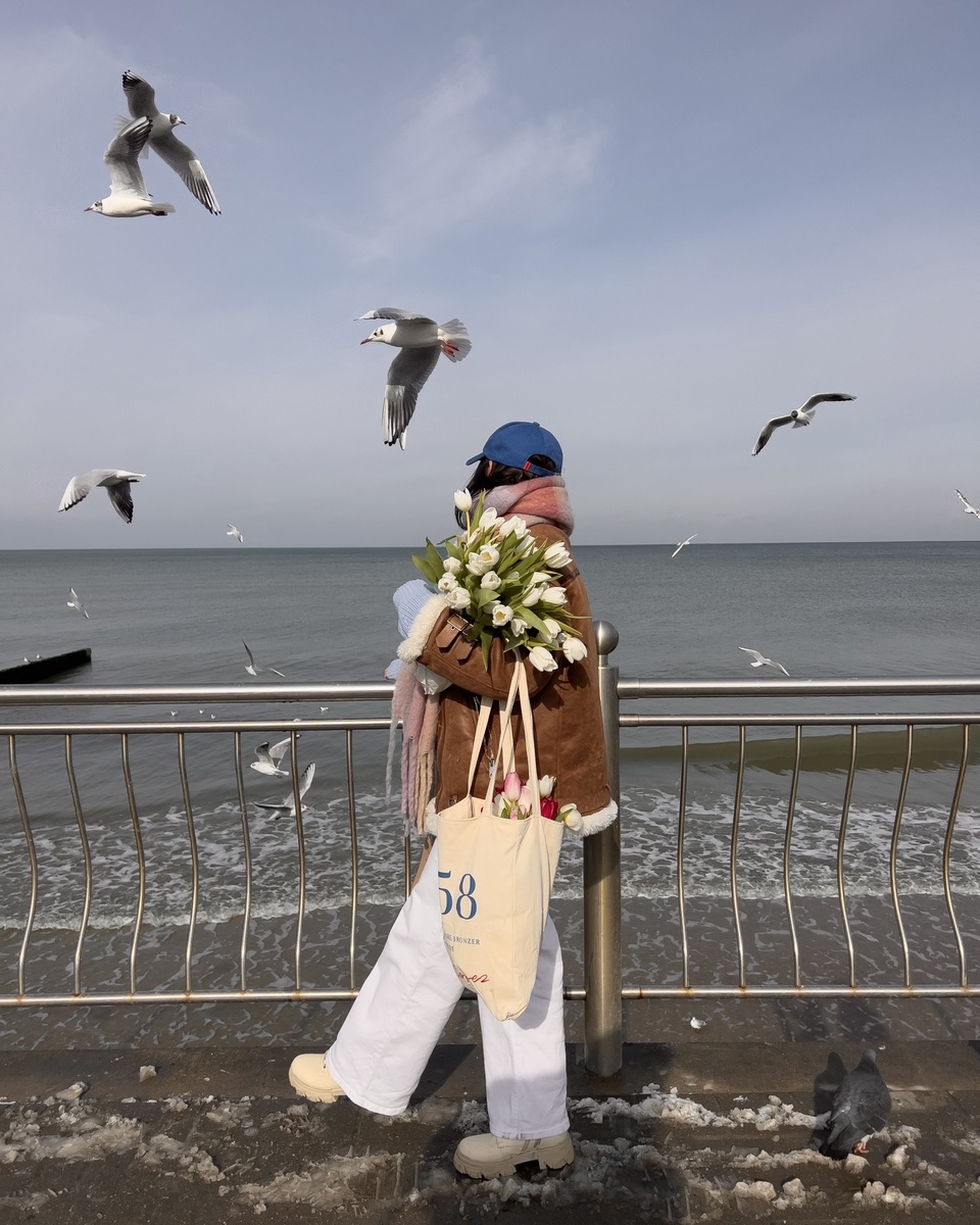 Из одежды лучше брать дубленку и резиновые сапоги на высокой платформе: ведь даже если солнце прогреет днем воздух до знатных +16+19 - ночью все равно будет -1 😁 ну и днем, облачным днем,  - тоже.. 