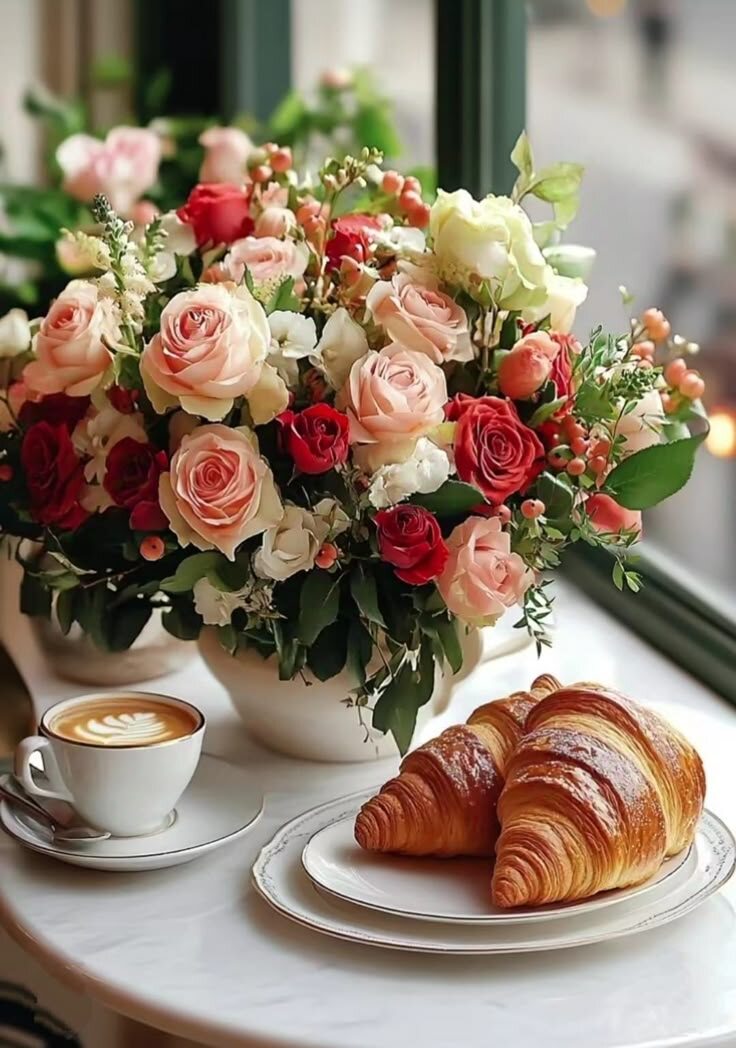 Под такие круасанчики и чашку с кофе надо брать на поллитра. 