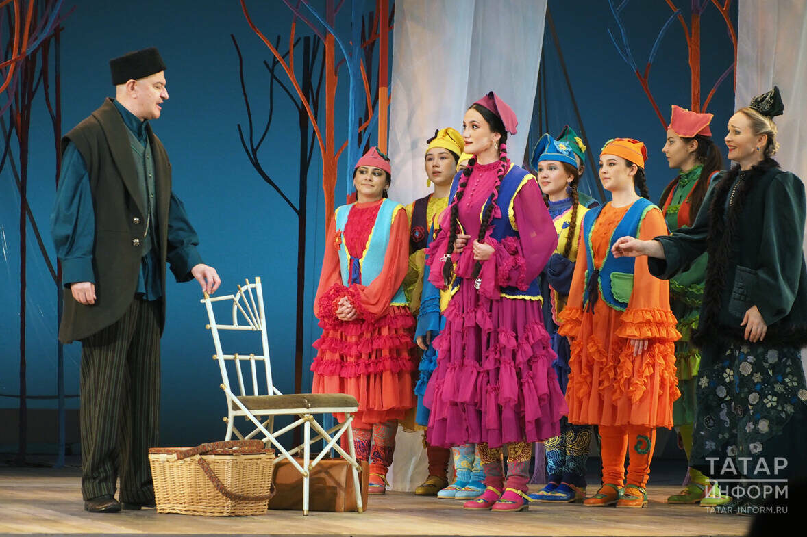 Первый слева – Радик Бариев, четвертая слева – Райхан Габдуллина