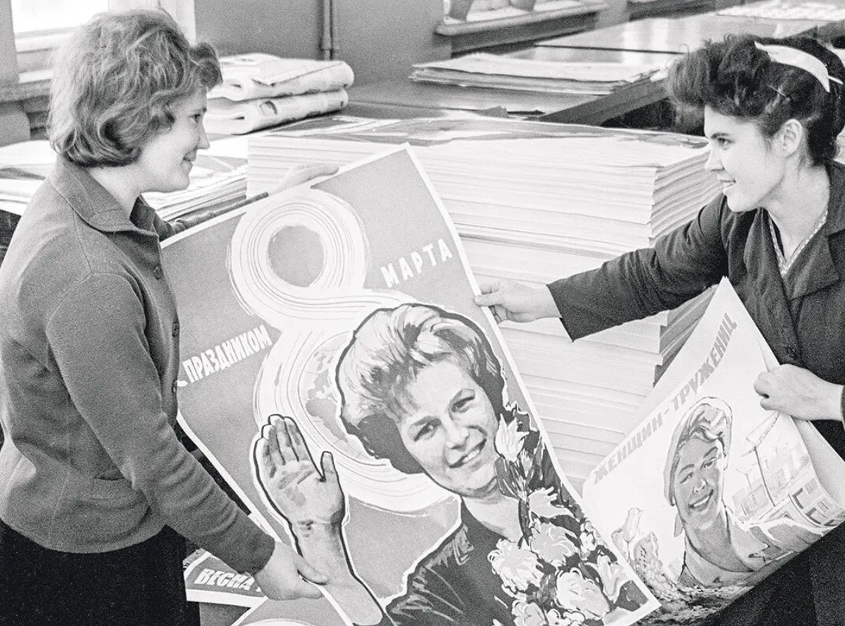 Плакаты с поздравлениями к дню 8 Марта. Фото: ТАСС