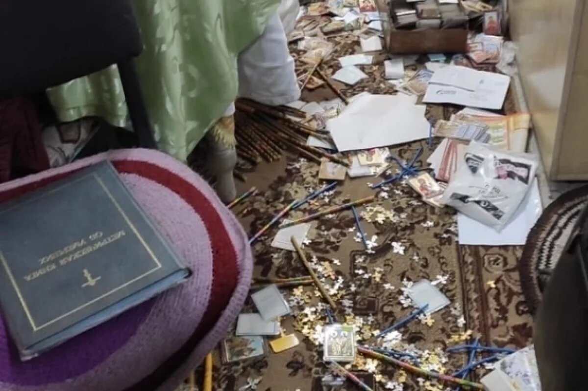    Прежде чем сбежать, нападавший разбросал иконы, утварь и мебель