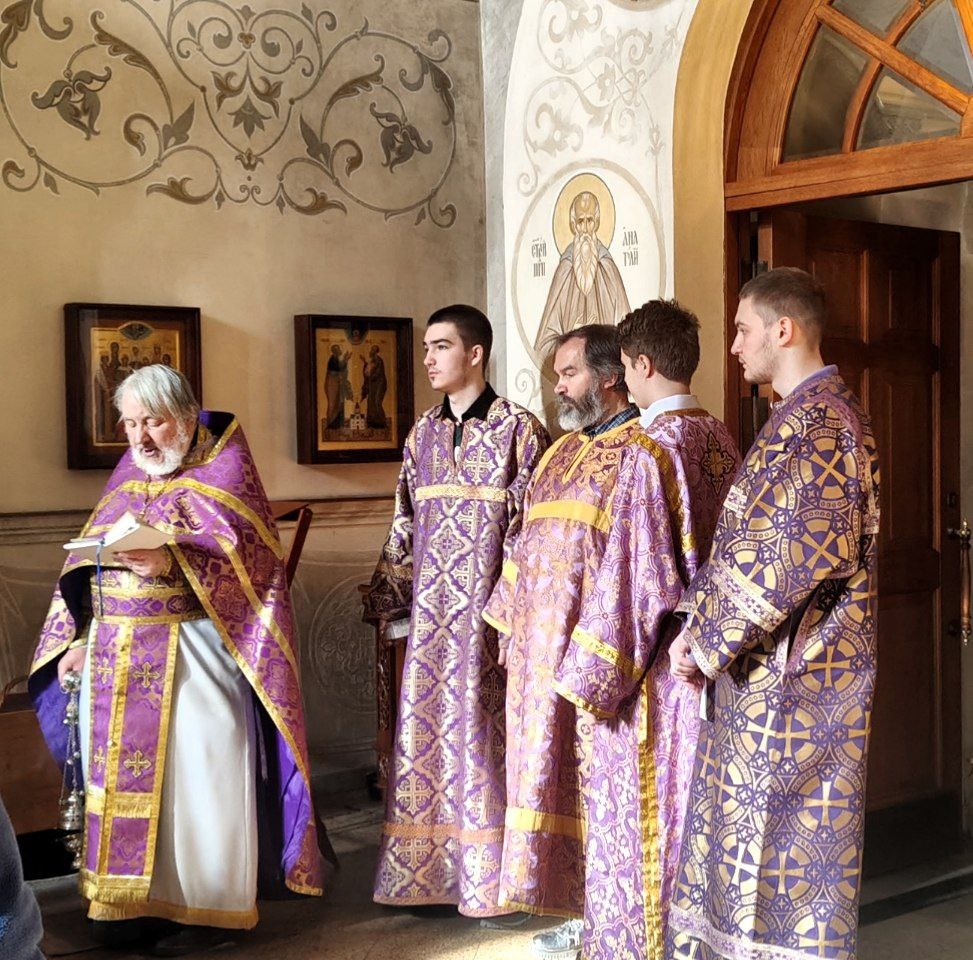 Панихида. Отец Александр и алтарники