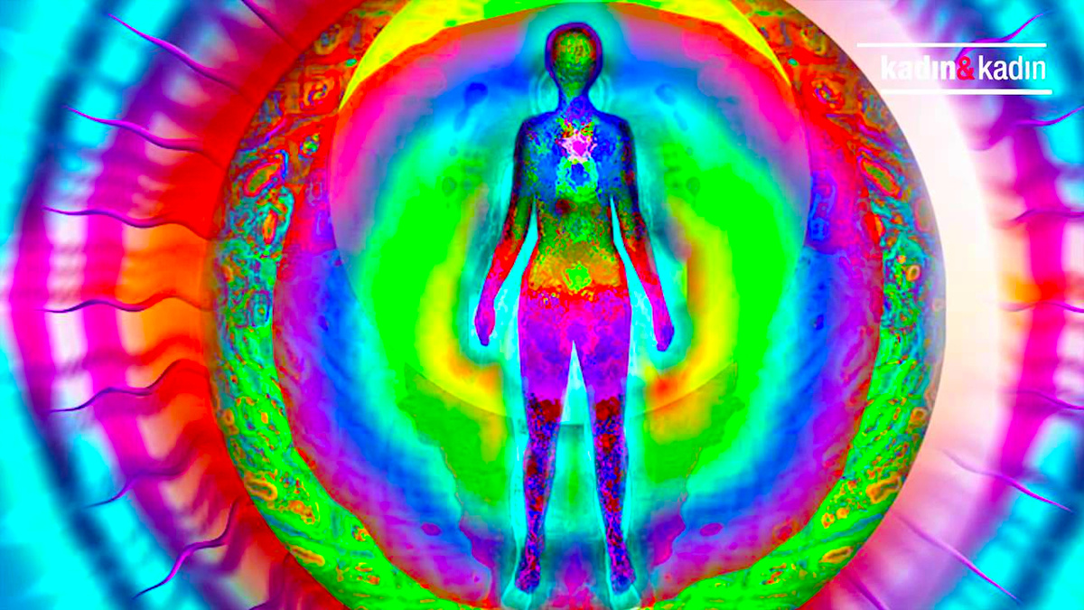 Концепция биополя и ауры человека занимает особое место в эзотерических учениях и альтернативных практиках. Эти понятия описывают невидимую энергетическую оболочку, которая окружает каждого из нас и отражает наше физическое, эмоциональное и духовное состояние. Но что скрывается за этими поэтическими образами — реальная сила или красивая фантазия? Давайте разберемся в сути биополя и ауры, их исторических корнях и отношении к ним современной науки.