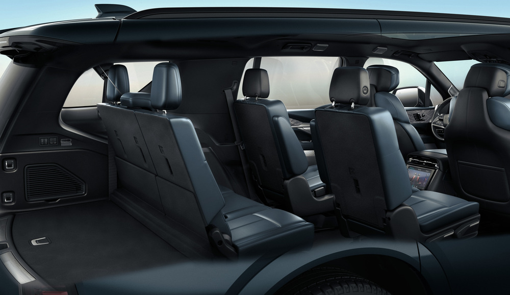 Благодаря удлиненному кузову IQL предлагает пассажирам третьего ряда еще больше места, а также еще более вместительный багажник.