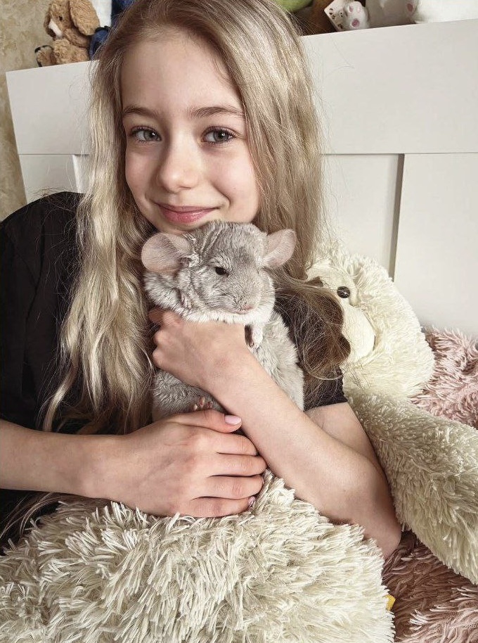 Арина со своей шиншиллой. Популярные нынче домашние животные. Шиншилла также есть у Алисы Двоеглазовой, раньше была у Алины Загитовой (с ней и сейчас всё хорошо, просто с появлением большой собаки отдала родным).