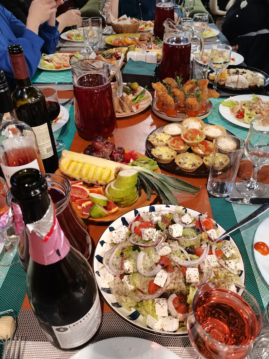 Стол ломился от количества еды)