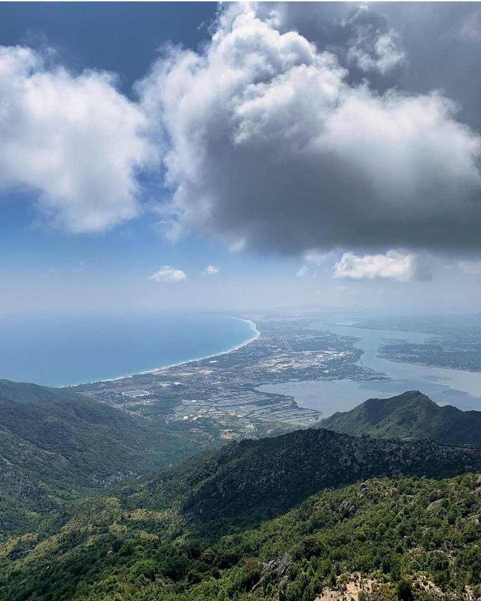 Не могу говорить, пора писать в комментариях незнакомой девушке куда ей лучше переехать