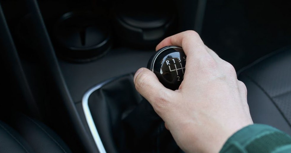 Фото заимствовано - https://reinwell.ru/articles/vyletayut-peredachi-eshche-ne-prigovor-kak-maslo-vliyaet-na-rabotu-mkpp/