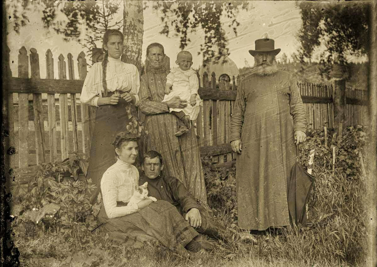 Священник (в шляпе), Пермская губерния, 1910-е.